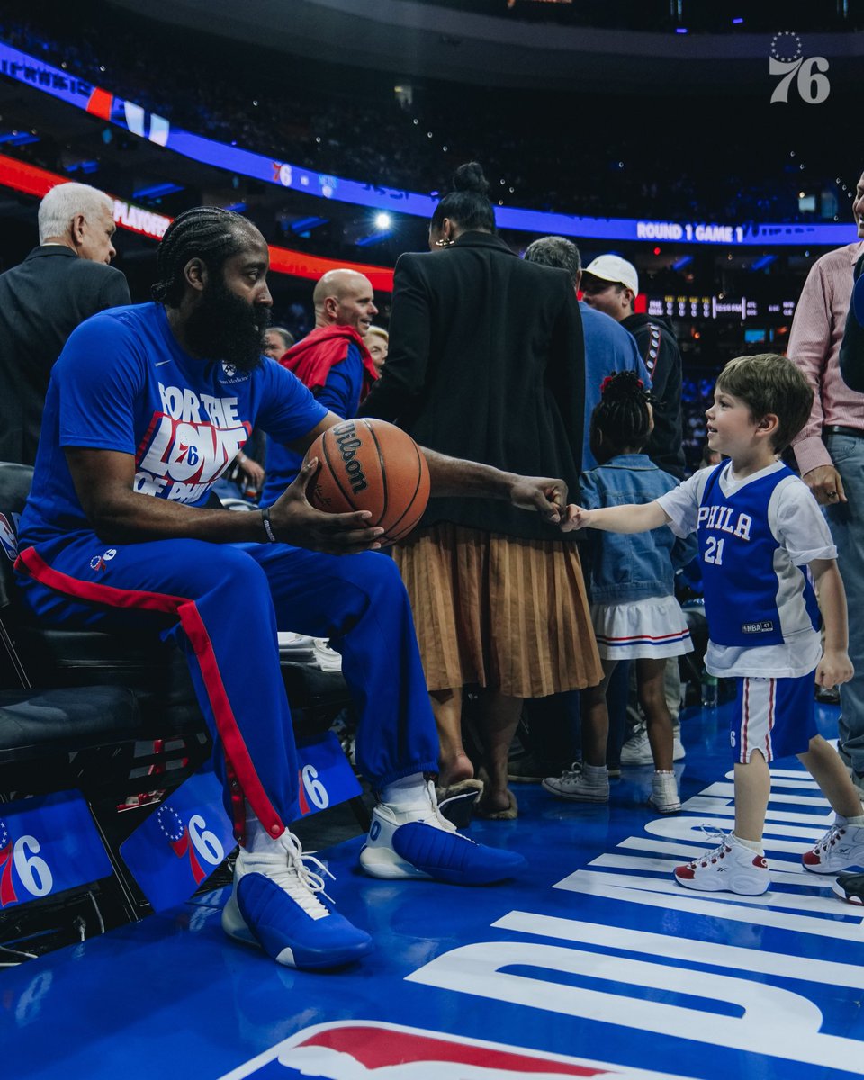 sixers's tweet photo. 🤜🤛 https://t.co/fhf0PBBvGg