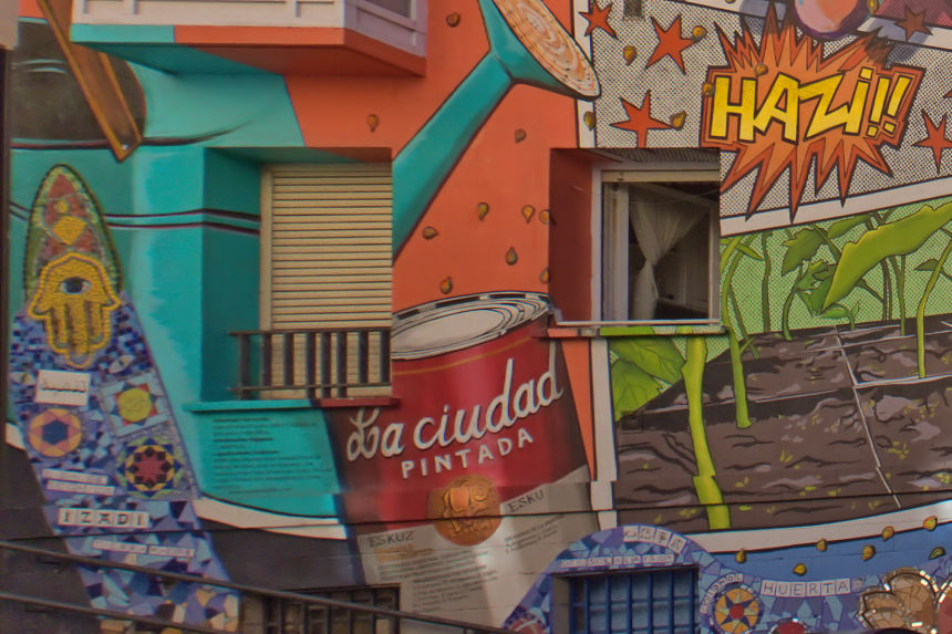 mapaymochila_'s tweet photo. Vitoria es una ciudad "verde" ♻, pero debido a sus #murales, es una ciudad multicolor. ¿Conoces el proyecto comunitario y participativo de #LaCiudadPintada?. Descubre porque #VitoriaGasteiz es una auténtica galería de arte al aire libre #StreetArt #imvg https://t.co/OWd2Tb3a22 https://t.co/glyHYZ6kKe