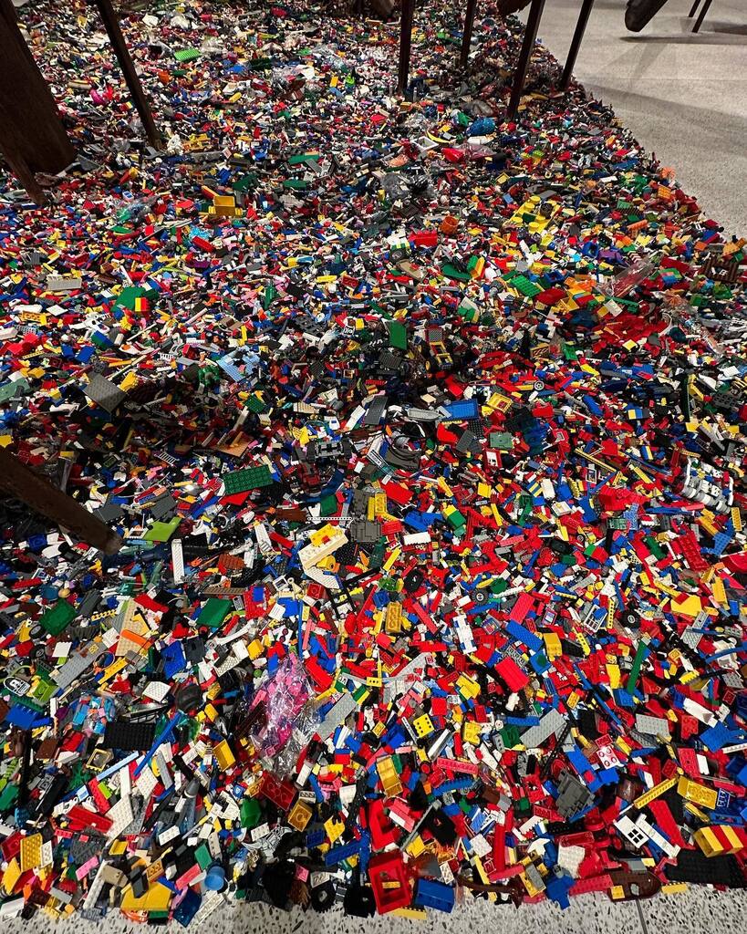 Timothy_Hughes's tweet photo. Lego - Ai Welwei #aiweiwei @designmuseum #makingsense #designmuseum #designmuseumlondon #art #artgallery #artist #london #kensington #londonlife #london🇬🇧 #londonart #londonist #londoner #londoners #china #design #sculpture #sculptures #object #objectdes… https://t.co/Iic5wuP0EE https://t.co/Pv1lzGcxQ1