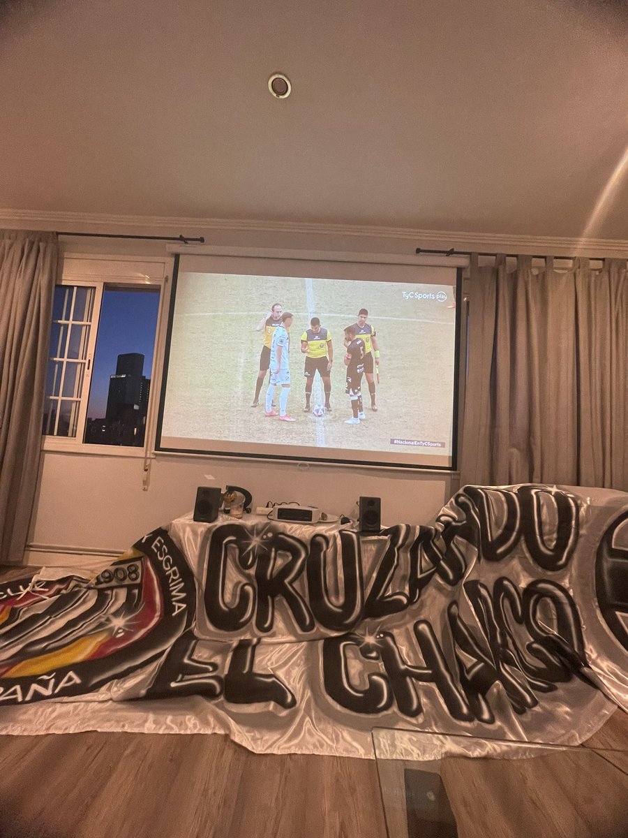 SEBASSSSNIEVAS's tweet photo. #NacionalEnTyCSports Siempre con el lobo mendocino en el lugar del mundo, este amor no entiende de fronteras! 🇪🇸
#CruzandoElCharco #GyE1908 https://t.co/FHqupPlTtR
