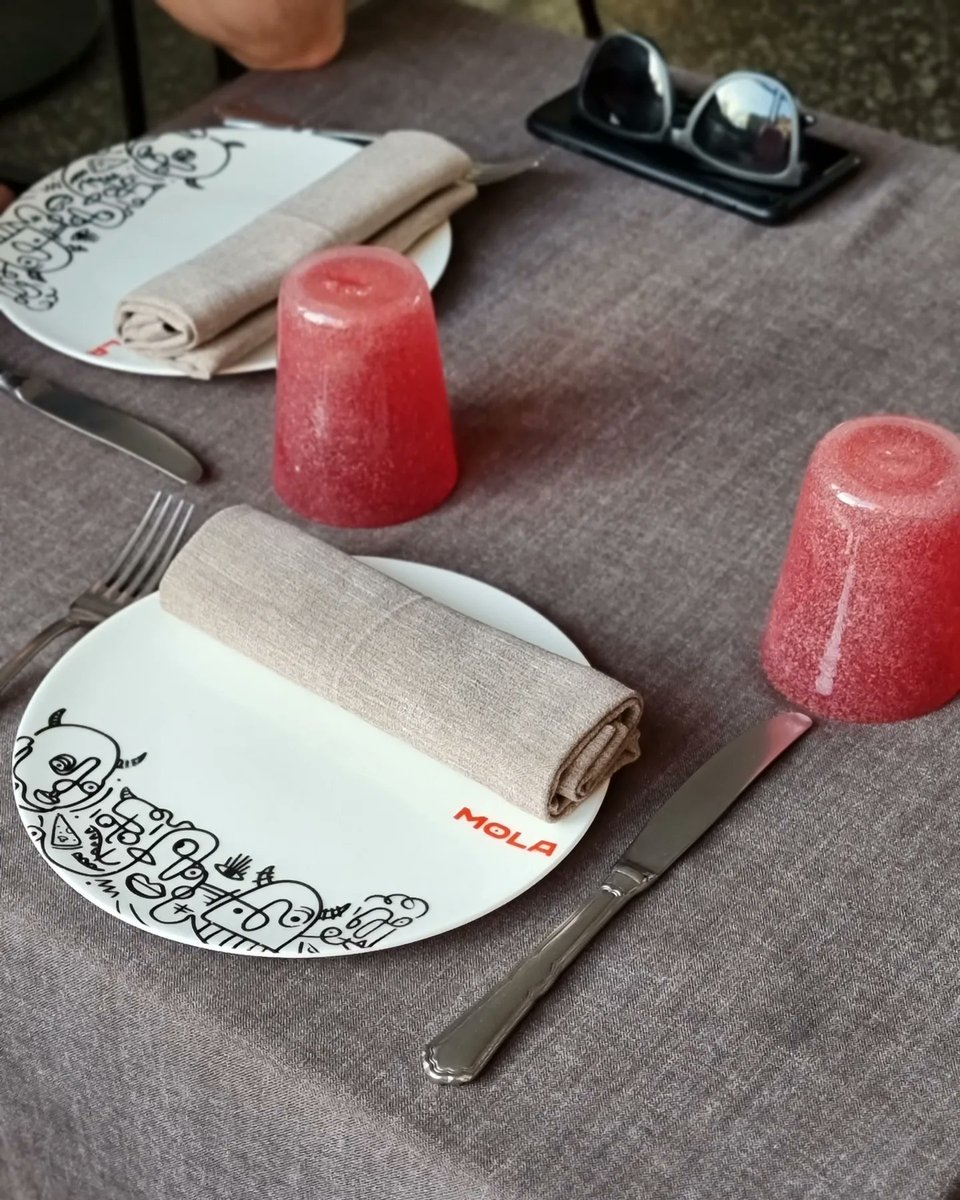 Las pizzas de <a href="/Molapizza1/">Molapizza</a> son fabulosas. Una masa extraordinara con ingredientes de primera, tanto puristas como más creativas. Además, entrantes excelentes (burrata, caponata, arancini...). Terraza súper agradable y ellos encantadores. Se paga ese "poco más" porque lo merece.