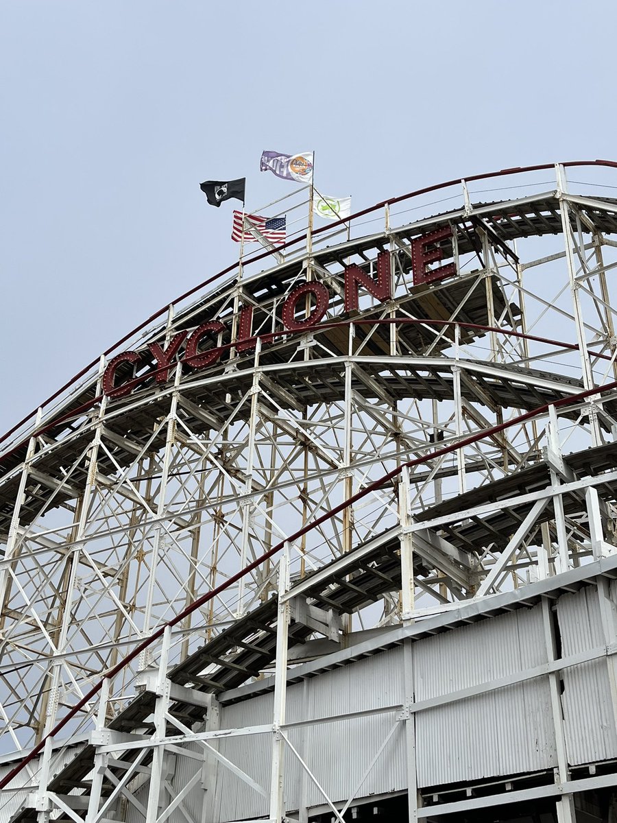 Coney Island today y’all 🎢 #cyclone #lunaparknyc #rollercoasterenthusiast