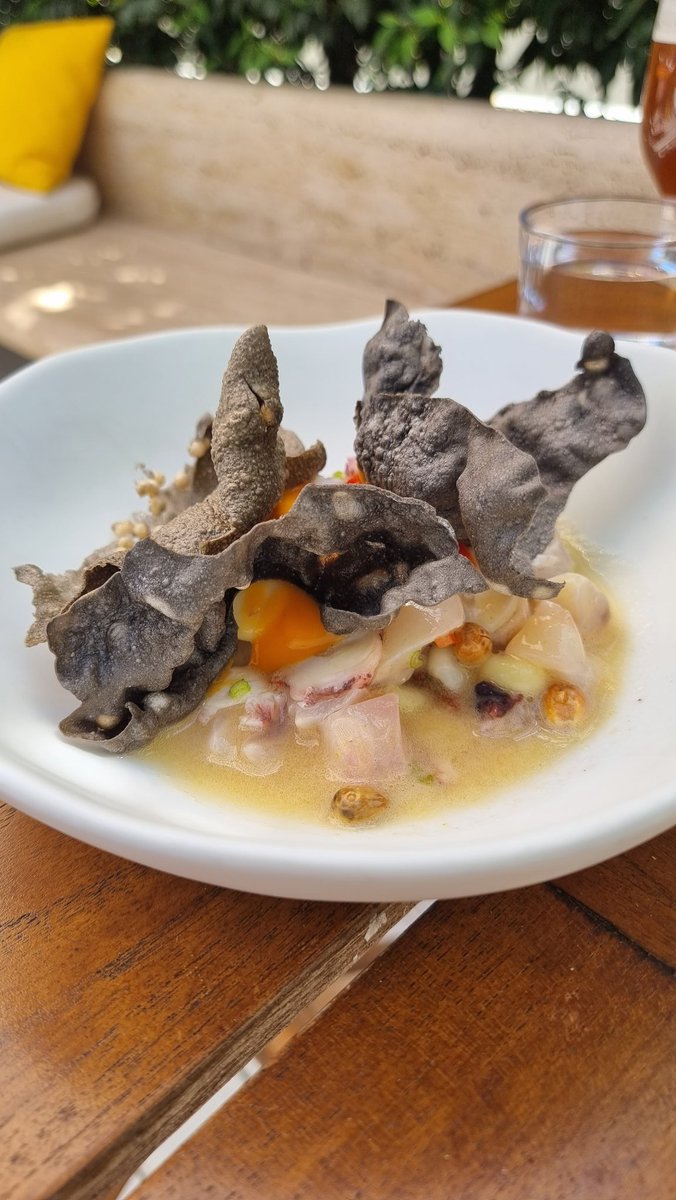 clarapvillalon's tweet photo. ¡Menudo oasis la terraza del #MadridEdition a pasos de la Puerta del sol! Y me ha gustado mucho la cocina peruana de #Oroya. Delicioso ceviche, sorprendente plato de pollo y almejas y suculento sánguche de pescado frito. Cócteles, música chill y gente guapa. https://t.co/GI6Mg0cU6u