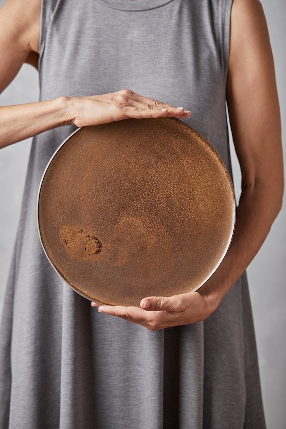 OkunShelly's tweet image. Brown Large 11" Pottery Platter, Rustic etsy.me/3EJ3Ery #tablecenterpiece #modernplatter #brownlargeplatter #11inchplatter @etsymktgtool