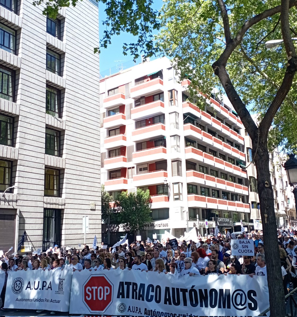 AUPA_Autonomos's tweet photo. Un grupo de personas unidas y comprometidas puede conseguir casi cualquier cosa; ya no van a convencernos de lo contrario.

Sin ataduras políticas, no vamos a parar hasta que la situación de todos los autónomos mejore.

Hoy somos miles, cada día seremos más.

#AutónomosUnidos https://t.co/ori96NVMeF