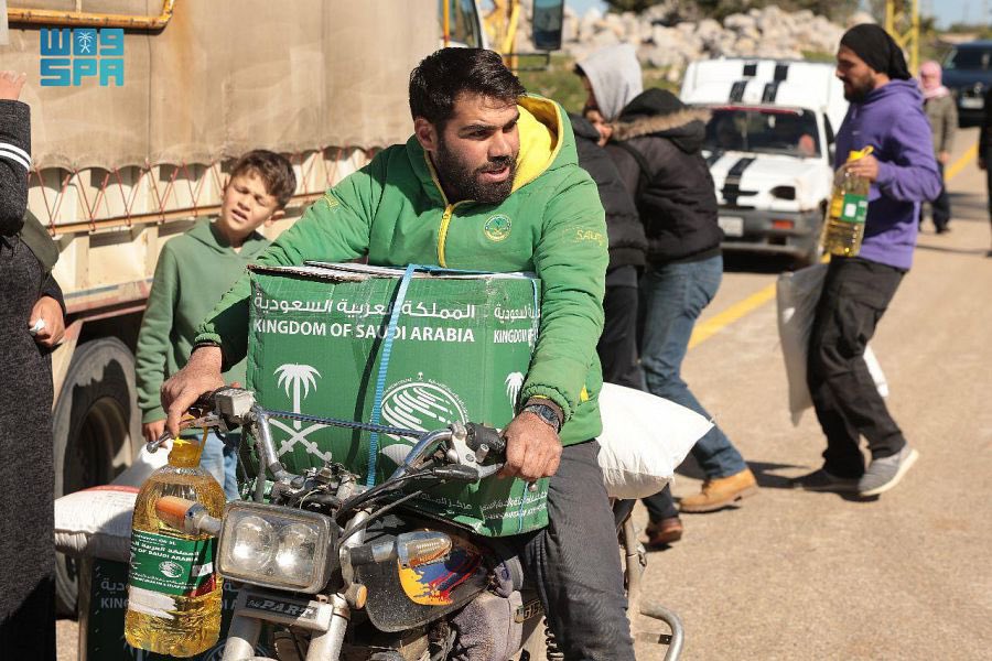 SaudiNews50's tweet photo. المملكة تقدم أكثر من 174 طن من السلال الغذائية للاجئين الفلسطينيين في لبنان.

- https://t.co/GkCXbXTWJK