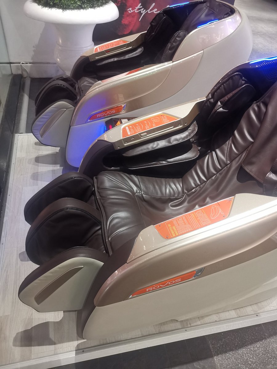 احب اشكر صاحب الفكرة
أنه يعمل كراسي المساج في المولات.
تخيل تكمل تعمل لفه وقدك مكسر.

مش عارف كيف البنات ما يتعبون؟
ماشاءالله عليهم ولا يخلون محل 😂

#مول