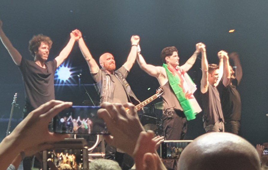 CharJMorris's tweet photo. A couple years I was lucky enough to see these boys do their stuff live. Absolute amazing ❤️❤️❤️ such a huge loss #RipMarkSheehan @thescript @TheScript_Danny #TheScript https://t.co/xIfS8lD3Ta
