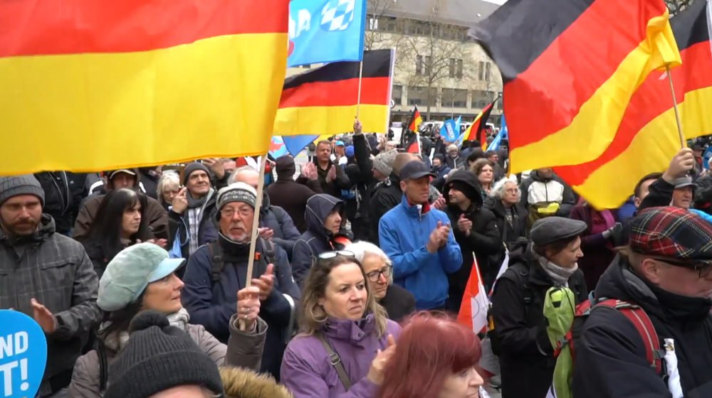 SprinterPress's tweet image. German protesters: We want to live peacefully in Europe with Russia ,,main message,,