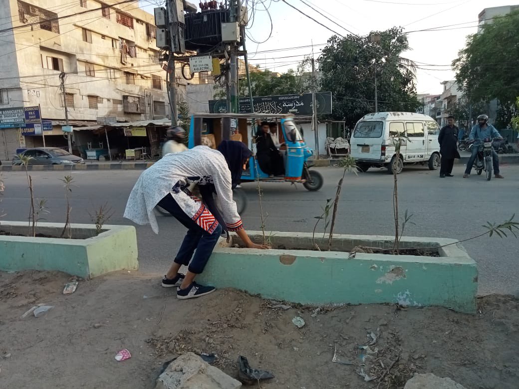 Our HBF volunteer have been busy planting throughout different areas of North Nazamabad. 

#HBF #hazimbangwarfoundation #plantmoretrees #green #hbfvolunteers #sustainability #greenplanet #climatechange #globalwarming #savetheplanet