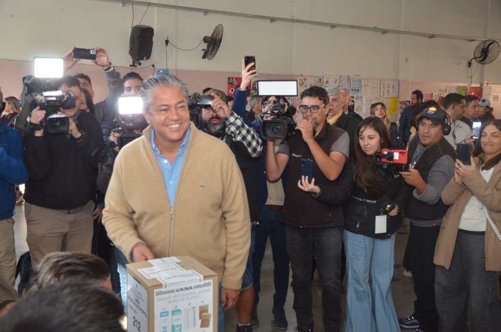 Rolo_Figueroa's tweet photo. Es una jornada cívica importante para todos los neuquinos, que estamos viviendo con mucha alegría

Llevamos 40 años de una democracia que nos costó mucho conseguir, por eso lo vivimos como una jornada histórica https://t.co/WzU3LvKbvB