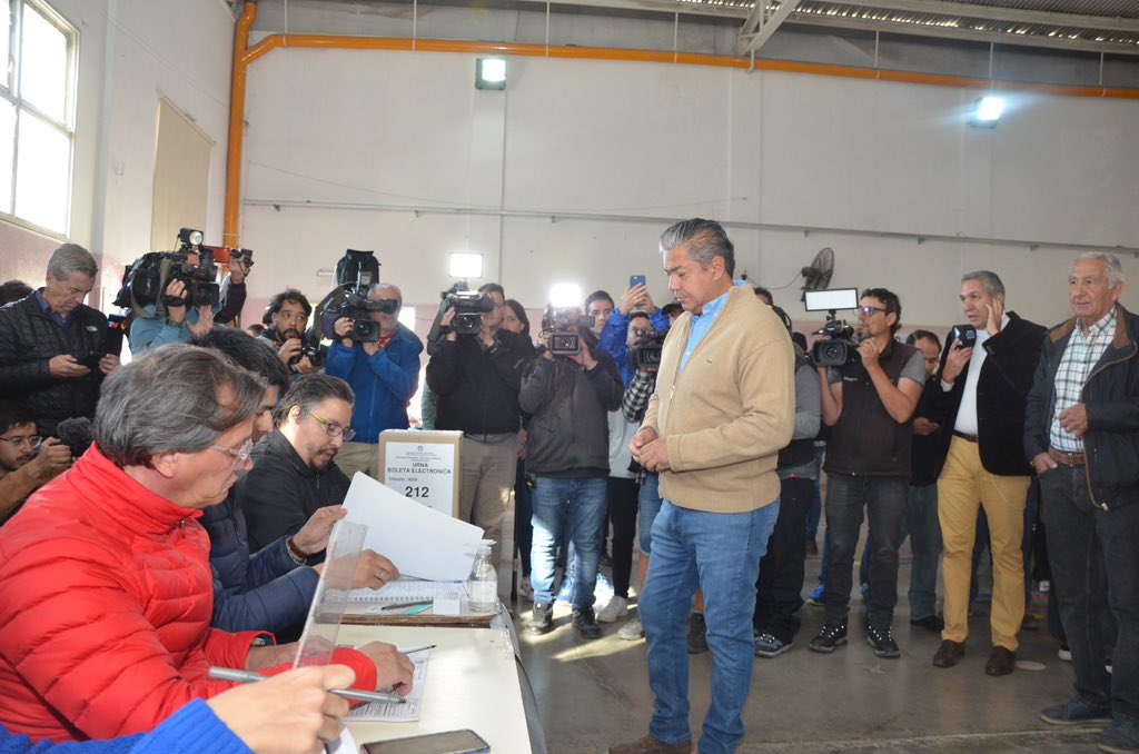 Rolo_Figueroa's tweet photo. Es una jornada cívica importante para todos los neuquinos, que estamos viviendo con mucha alegría

Llevamos 40 años de una democracia que nos costó mucho conseguir, por eso lo vivimos como una jornada histórica https://t.co/WzU3LvKbvB