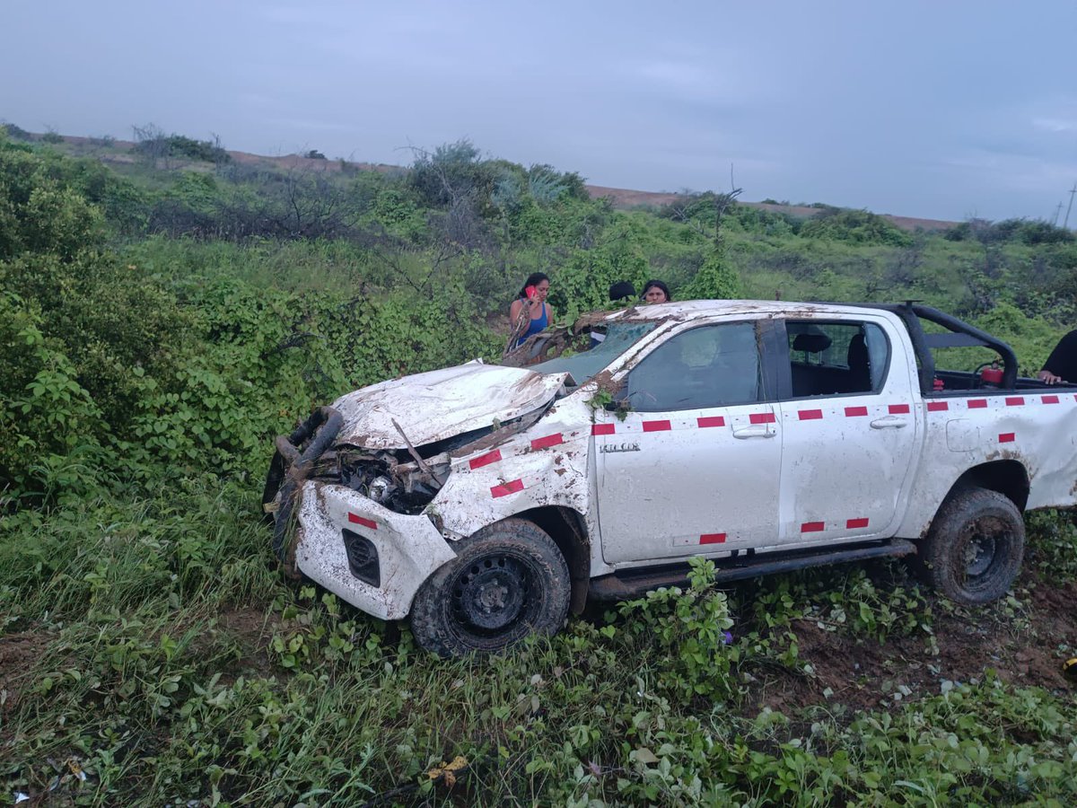 TalaraTv's tweet photo. 🔴 @TalaraTv #talaratv #UltimoMinuto | Camioneta Toyota blanca se despista en #ENACE dejando dos heridos: conductor y acompañante trasladados a la clínica Tresa.
@PoliciaPeru @muni_talara @MTC_GobPeru https://t.co/2jUW9NEIPG