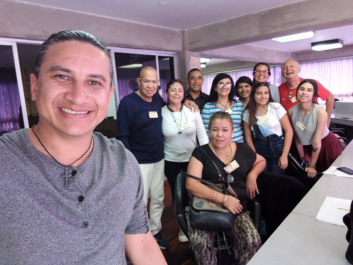 CarlosRadioTv's tweet photo. ✌🏽🤠 Así inició el Taller de Locución, Producción Radiofonica y Ventas Estratégicas en el Colegio de Abogados - Mérida.

👩🏽‍🏫👨🏽‍🏫 Hombres y mujeres con una visión clara de su objetivo en la formación. 

📊 Serán tres fines de semana más excelentes. https://t.co/hX7vms1av0