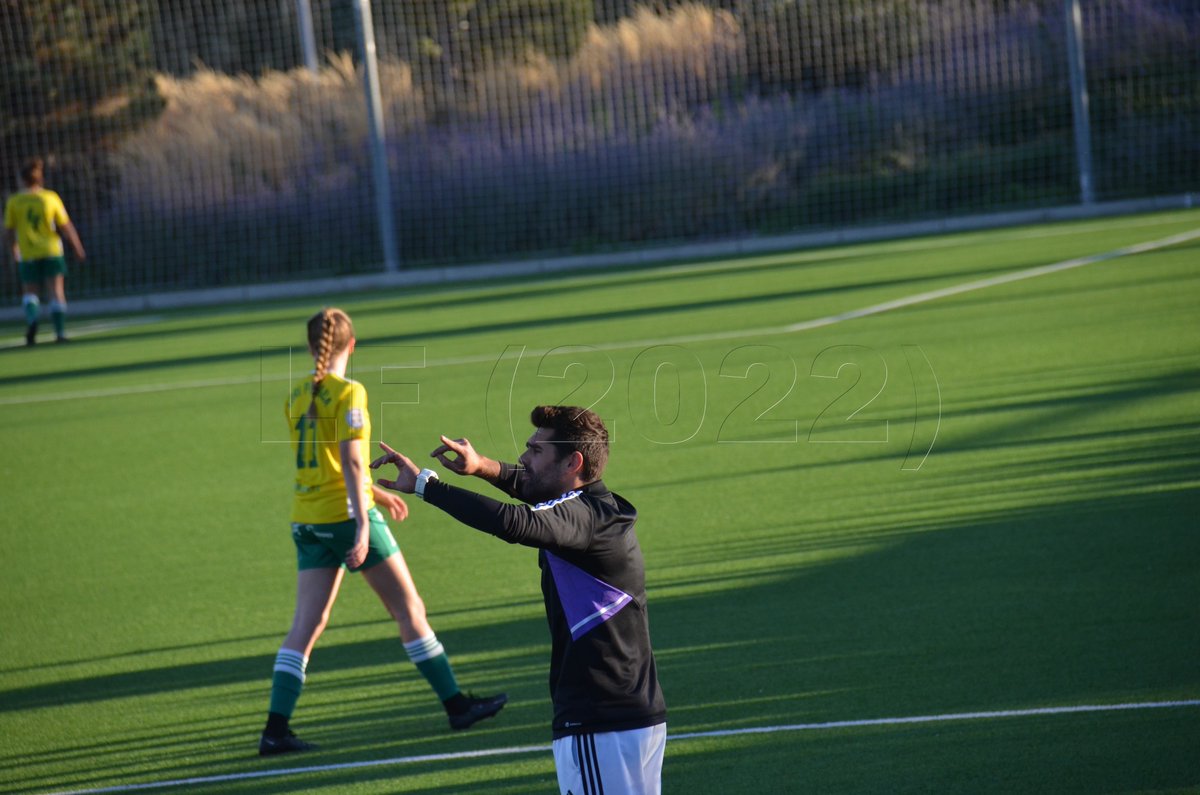 fabricafemenina's tweet photo. En el día de hoy, @Davidffdez89 se ha sentando por 50º vez en el banquillo del Real Madrid "B".

Con él en el banquillo, se han conseguido 35 victorias y 1 título + ascenso (de Primera Nacional a 2ª RFEF).

#HalaMadrid | #RMCity https://t.co/t9zRP8SmDi