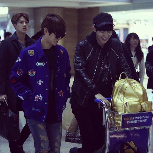mechocola's tweet photo. เห็นด้วยกับทวิตนี้มาก แบคฮยอนน่ะ จะไปถือกระเป๋าให้ใครได้ไง

โดนโหวตแบบนั้นถูกแล้ว ดิฉันมีหลักฐานค่ะ พี่ชานยอลถือกระเป๋าให้ตลอด

นี้จริงๆมีอีกคลิปนะ ที่แบคฮยอนเหมือนลืมกระเป๋าตัวเองที่สนามบินอะ จะวิ่งกลับไปเอา แต่พี่ชานยอลถือมาให้แล้ว หาคลิปไม่เจอ https://t.co/r0WlcJwJRM