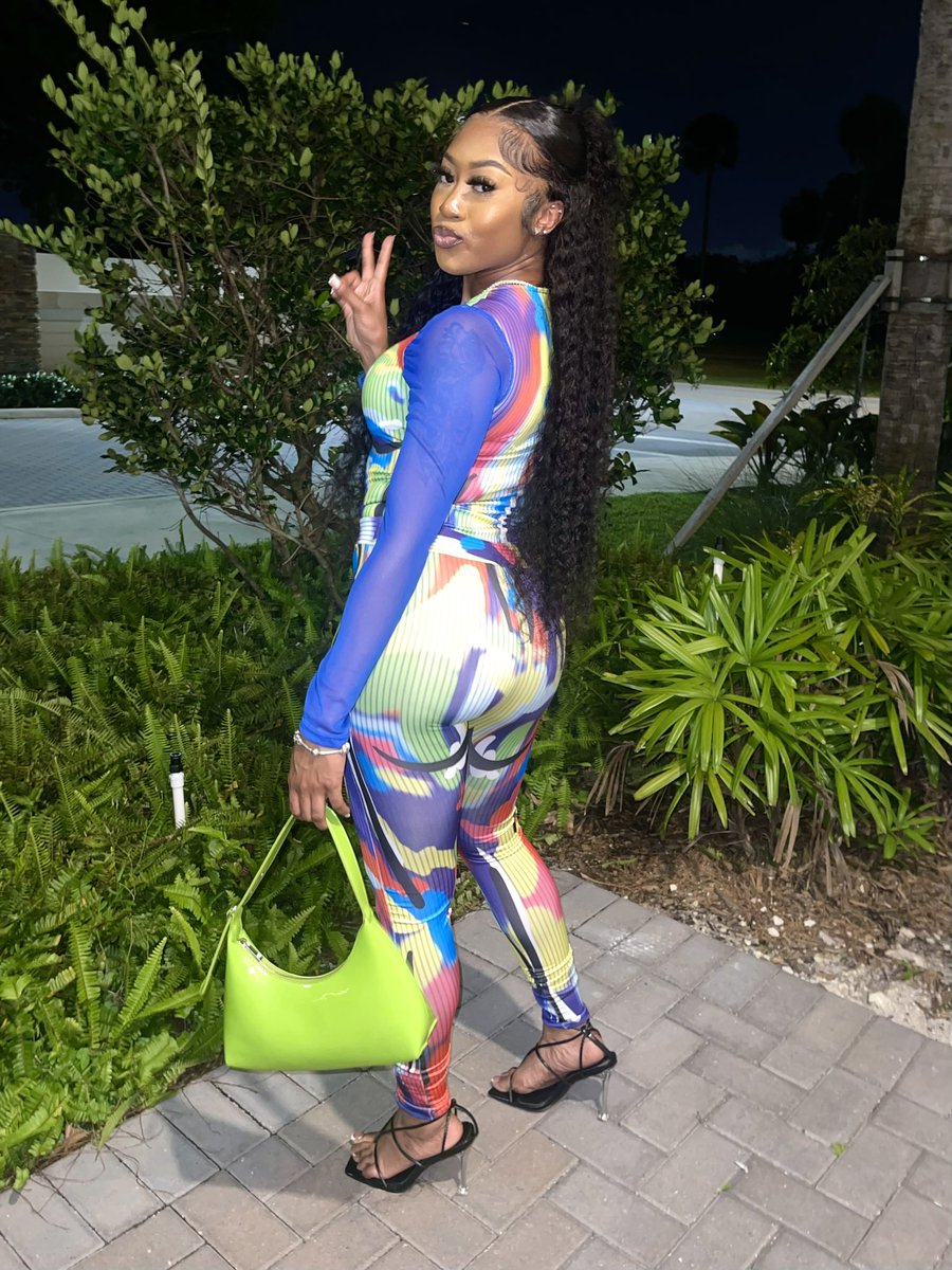 ITS_cmgReRe's tweet photo. body sittin pretty , givin what it’s suppose to 😘 https://t.co/7G7LdOtBh5