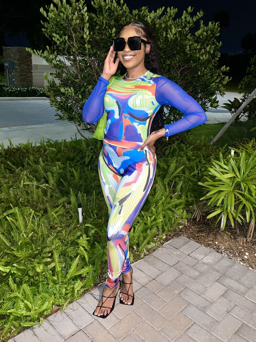 ITS_cmgReRe's tweet photo. body sittin pretty , givin what it’s suppose to 😘 https://t.co/7G7LdOtBh5