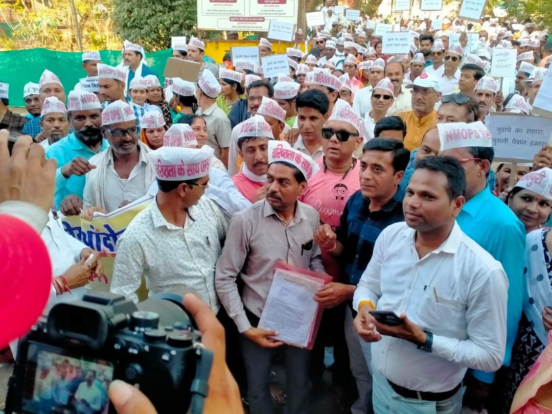 BharatSinghDh14's tweet photo. शिवपुरी जिले में वरिष्ठता एवं पुरानी पेंशन बहाली हेतु रैली निकाल ज्ञापन सौंपा।
एक देश एक विधान सबको पेंशन एक समान
@vijaykbandhu @ParmanandDehar1 @ChouhanShivraj @JM_Scindia @SureshDhakadR @JeetuRanthkheda @ManmohanJatav8 @1971_mahesh https://t.co/4cAjlkIBGX