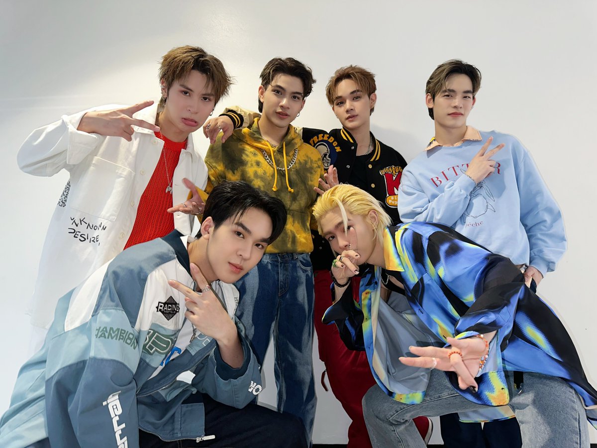 official_DVI's tweet photo. วันนี้สนุกกันมั้ยครับชาว DUSK 🤗
พวกเราขอขอบคุณทุกคนที่มาร่วมงาน M LIFESTORE SUMMERCATION SONGKRAN FESTIVAL ที่ THE MALL LIFESTORE THAPRA ในวันนี้มาก ๆ เลยนะค้าบบบ

ไว้มาเจอกันใหม่งานหน้านะครับทุกคนนนน 😉🦋

#MLIFESTORExDVI
#THEMALLLIFESTORETHAPRA
#DVI #4NOLOGUE https://t.co/Y96pvzv0TN