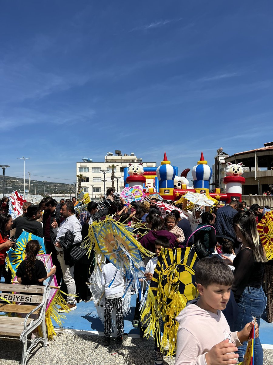 sencercem's tweet photo. CHP il başkanımın Hakan Tiryaki,İl yönetici arkadaşlarımız ve Samandağ Belediye Başkanımız Refik Eryılmaz ile birlikte uçurtma şenliği gerçekleştirdik.
Çocuklarımız geleceğimizin teminatıdır.
#güzelgünlergöreceğiz https://t.co/Dp1gf9d0Tk