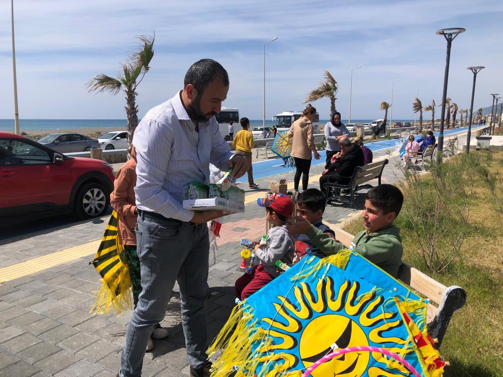 sencercem's tweet photo. CHP il başkanımın Hakan Tiryaki,İl yönetici arkadaşlarımız ve Samandağ Belediye Başkanımız Refik Eryılmaz ile birlikte uçurtma şenliği gerçekleştirdik.
Çocuklarımız geleceğimizin teminatıdır.
#güzelgünlergöreceğiz https://t.co/Dp1gf9d0Tk