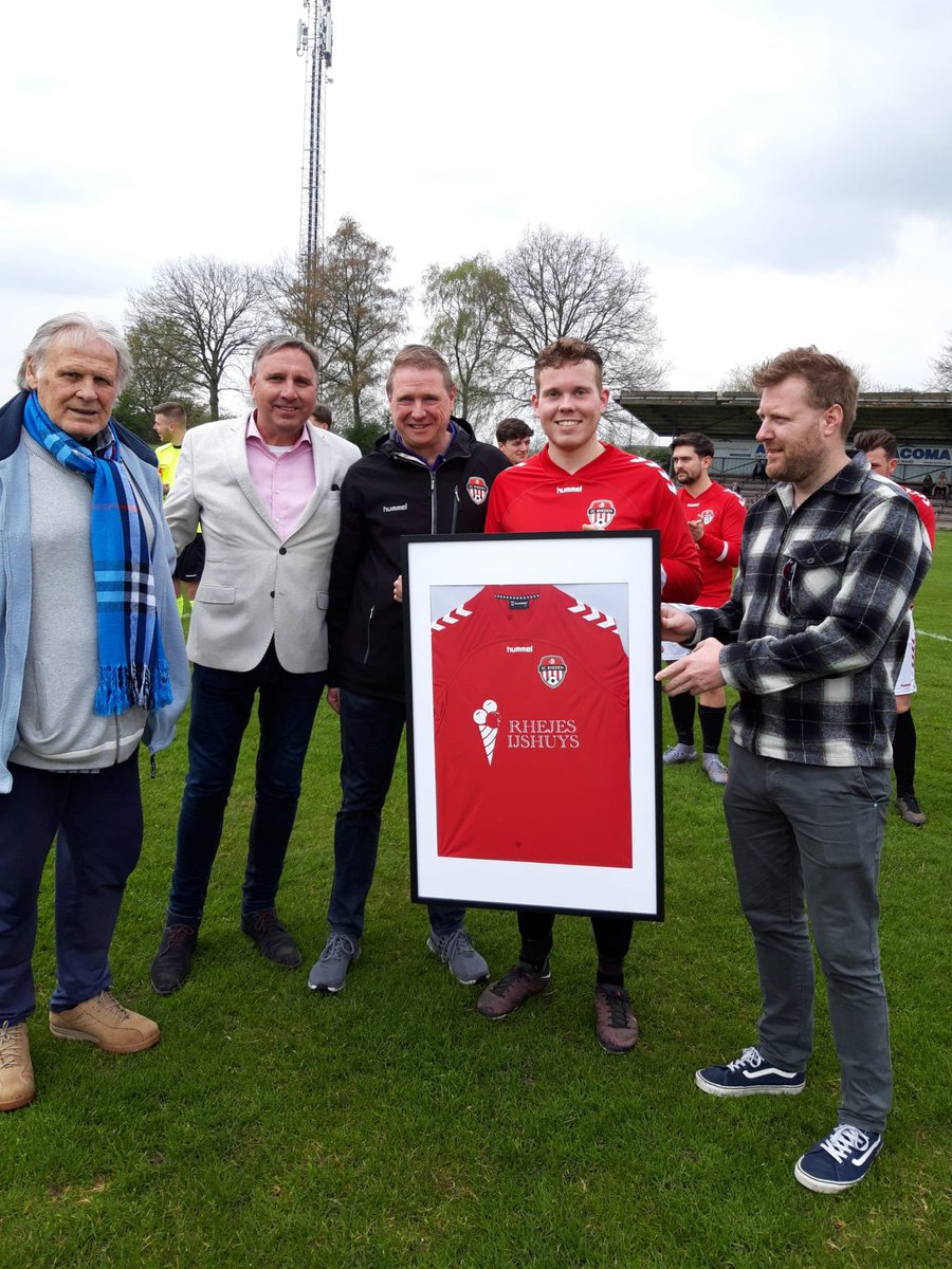 Vandaag de officiële uitreiking van het nieuwe shirt aan onze shirtsponsor Rhejes IJshuys