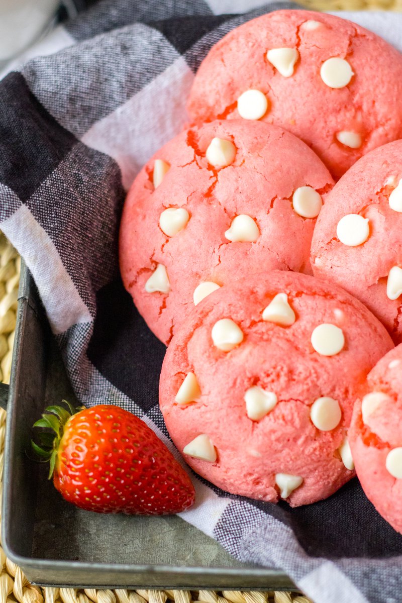 If you love strawberry cheesecake, these cookies are the next best thing!
Recipe: mooreorlesscooking.com/cheesecake-stu…
#cookies #strawberries #bake #chocolate #mooreorlesscook #spring #dessert #stuffed #cheesecake