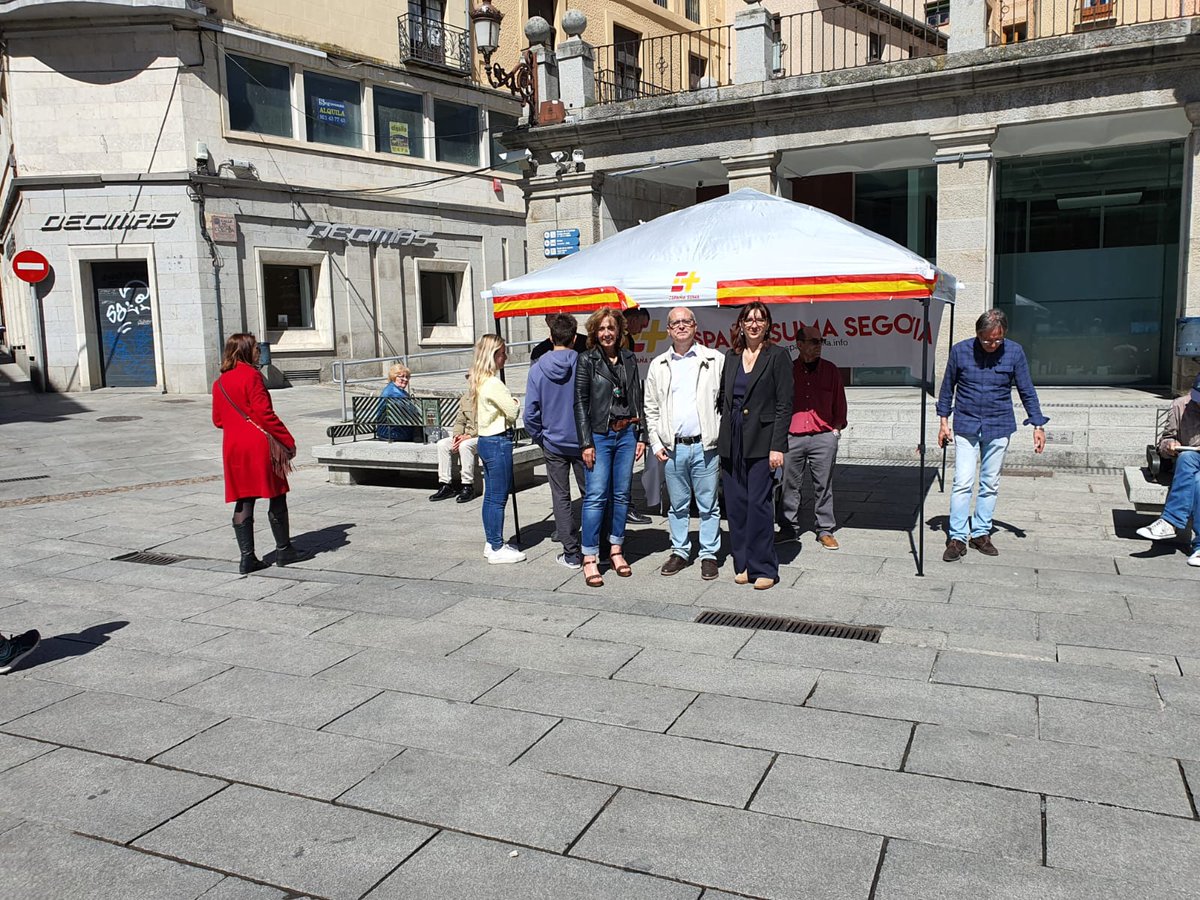 Otro día más,  mesa informativa #ConSegoviaEspañaSuma y los segovianos,  todos luchamos por Segovia,  con esfuerzo, trabajo e ilusión, Segovia bien merece un gobierno digno, con gente legal, trabajadora, luchadora y que ame Segovia y España! #OtraFormaDeHacerPolitica
#españasuma