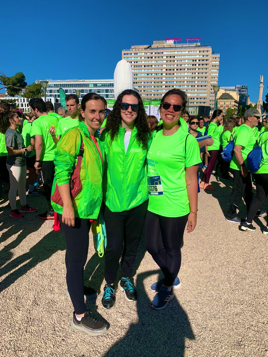 hufafarmacia's tweet photo. Hoy en la #MarchaContraElCancer hemos tenido representación de @hufafarmacia junto a @mgarciacid @ContraCancerEs 😊 Un día genial para seguir luchando por los pacientes!!💪🏻 https://t.co/mbLXuZy69o