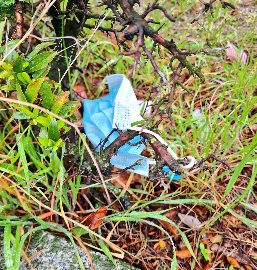 upanddaun's tweet photo. Auch Masken sind #Plastikmüll. Während der Coronakrise wuchsen die Abfallberge. Hygiene war der Grund dafür, dass alle Menschen mehr #Einweg-Kunststoffprodukte verwendet haben, oder? Aber bitte nur vorübergehend! So, und ab jetzt müssen wir den #Umweltschutz wieder mitdenken. https://t.co/hfGmPeLjBG
