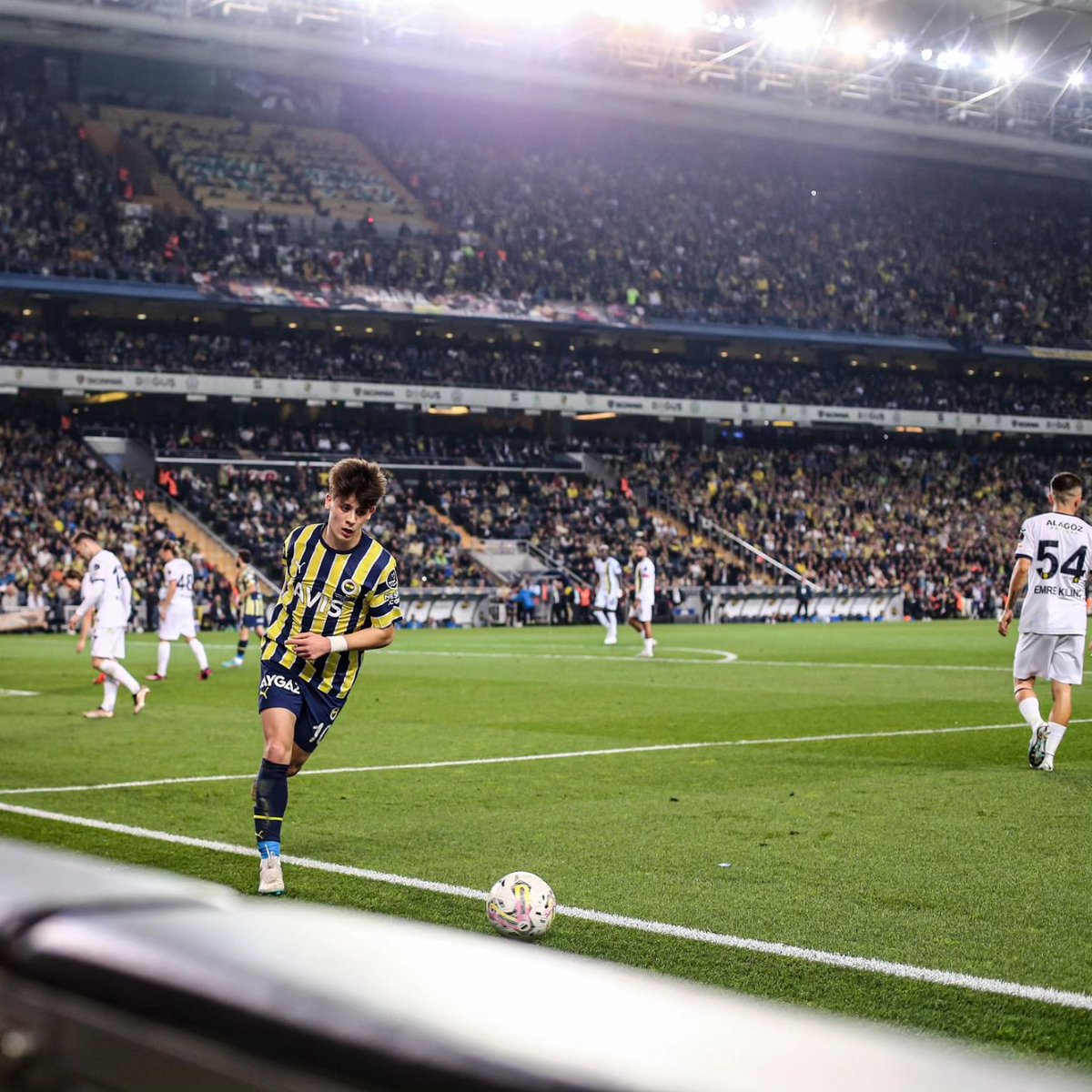 AhmadMora1's tweet photo. Your Thoughts About Arda Güler?💫
#Fenerbahce https://t.co/7JUjhiJlHf