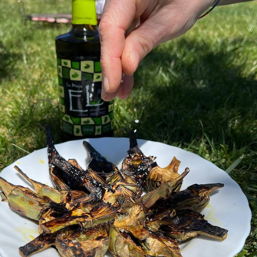 Alcachofas al sarmiento, aove y sal

#aove #evoo #arróniz #campo alcachofas #brasa #ember #grilled #artichoke #virgenextra instagr.am/p/CrGbxlUornG/