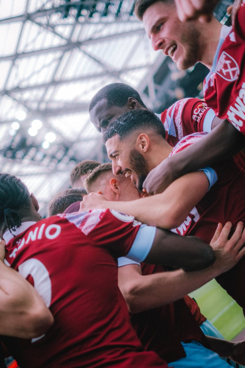 WestHam's tweet photo. United! ✊ https://t.co/QsF153KD5S
