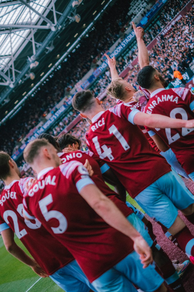 WestHam's tweet photo. United! ✊ https://t.co/QsF153KD5S