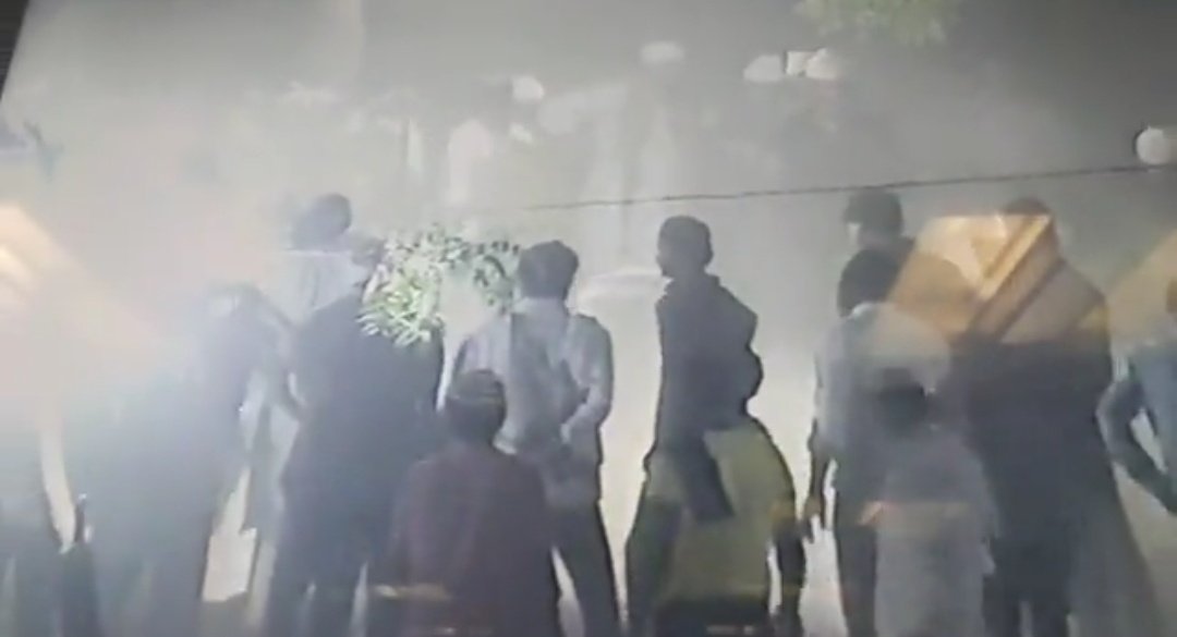 सुपुर्द-ए-खाक हुए अतीक और भाई अशरफ, पत्नी शाइस्ता परवीन... Atiq and brother Ashraf, wife Shaista Parveen handed over to...