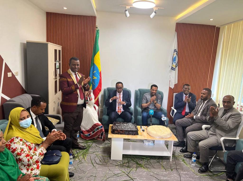 የጤና ሚኒስቴር ከፍተኛ የስራ ሃላፊዎች በተለያዩ ሆስፒታሎች በመገኘት ለጤና ባለሙያዎችና ታካሚዎች የእንኳን አደረሳችሁ መልዕክት አስተላልፈዋል።
m.facebook.com/story.php?stor…