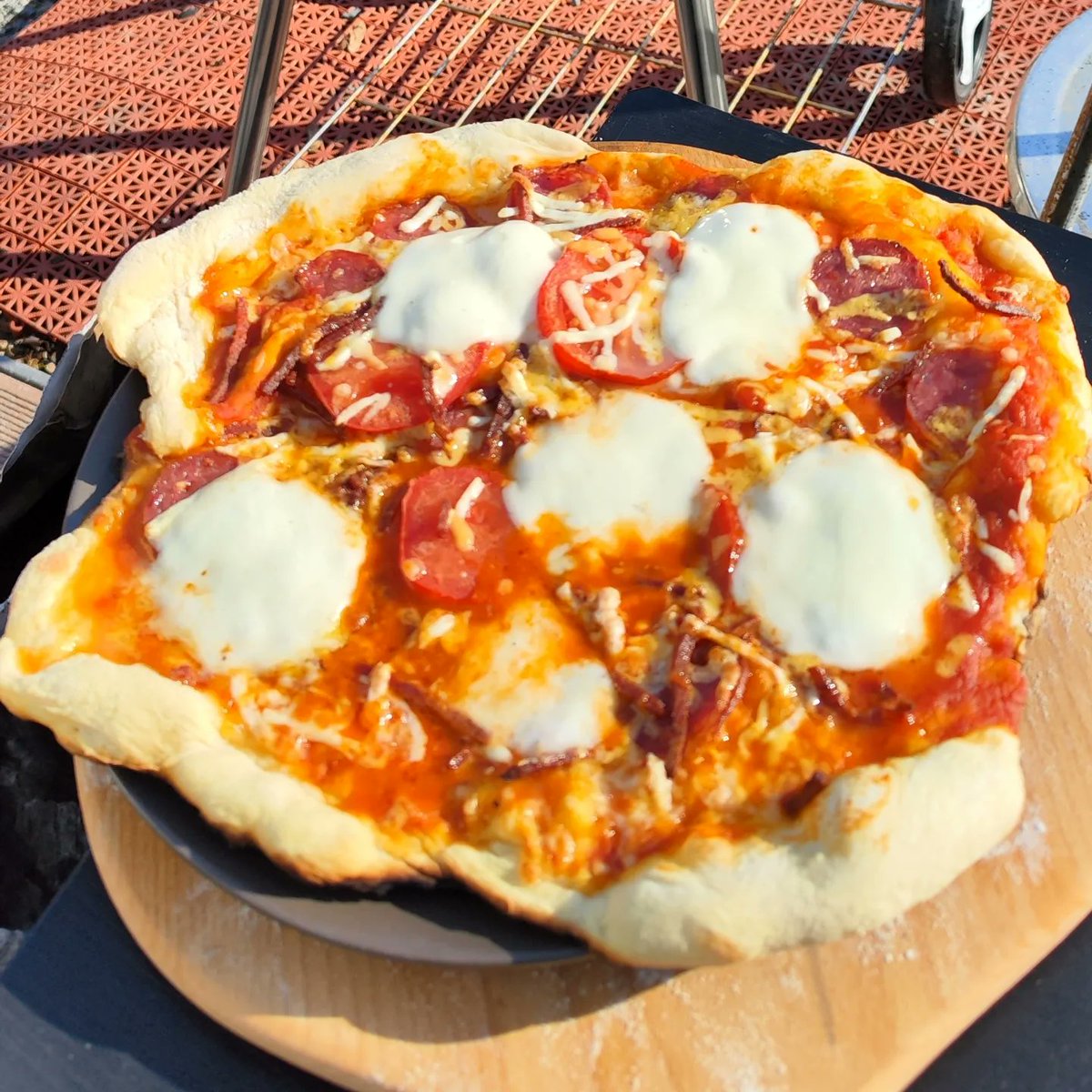 HekkeHeiskanen's tweet image. Pizzaa grillissä 🍕
#pizzanapoletana #mozarella #tomato #salami #hungrychef #diavola