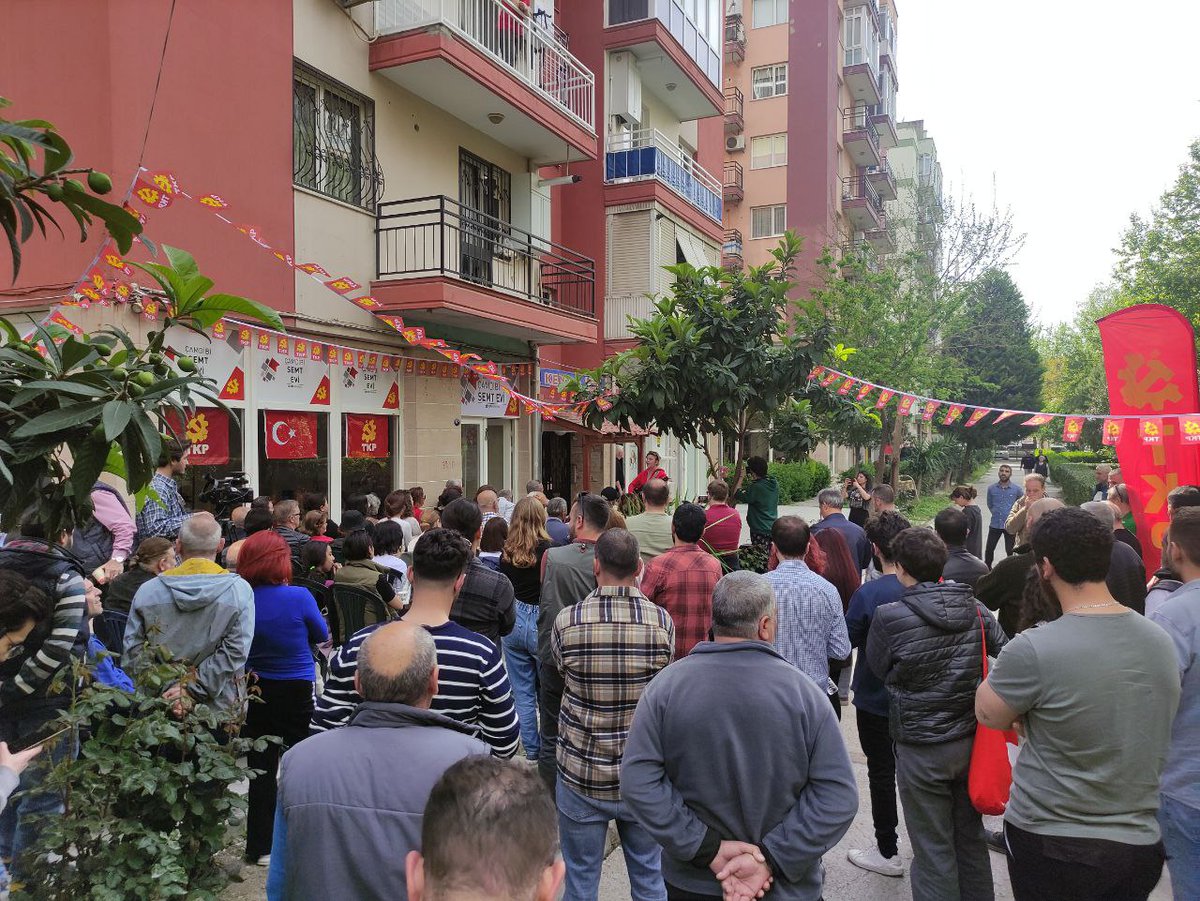tkpninsesi's tweet photo. TKP Genel Sekreteri Kemal Okuyan ve MV adaylarımızın katılımıyla #İzmir'de bugünkü 2. semt evi açılışımızı mahallelinin yoğun ilgisiyle Çamdibi'nde yaptık.

Örgütlü iyiliği, eşitliği ve vicdanı temsil edenler güçlenecek, bu ülkeyi emekçiler yönetecek!
#TKPGelirHerŞeyDeğişir https://t.co/tboBhRdGZM