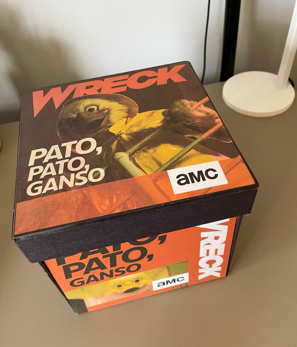 mpmorales's tweet photo. O @amctv_br mandou essa caixa da nova série de terror deles chamada Wreck que acompanha um grupo de jovens que são perseguidos por um serial killer fantasiado de pato.
Passa todos os domingos às 22h 🔪🩸🦆 #WreckAMC https://t.co/4pJHP8v0ro