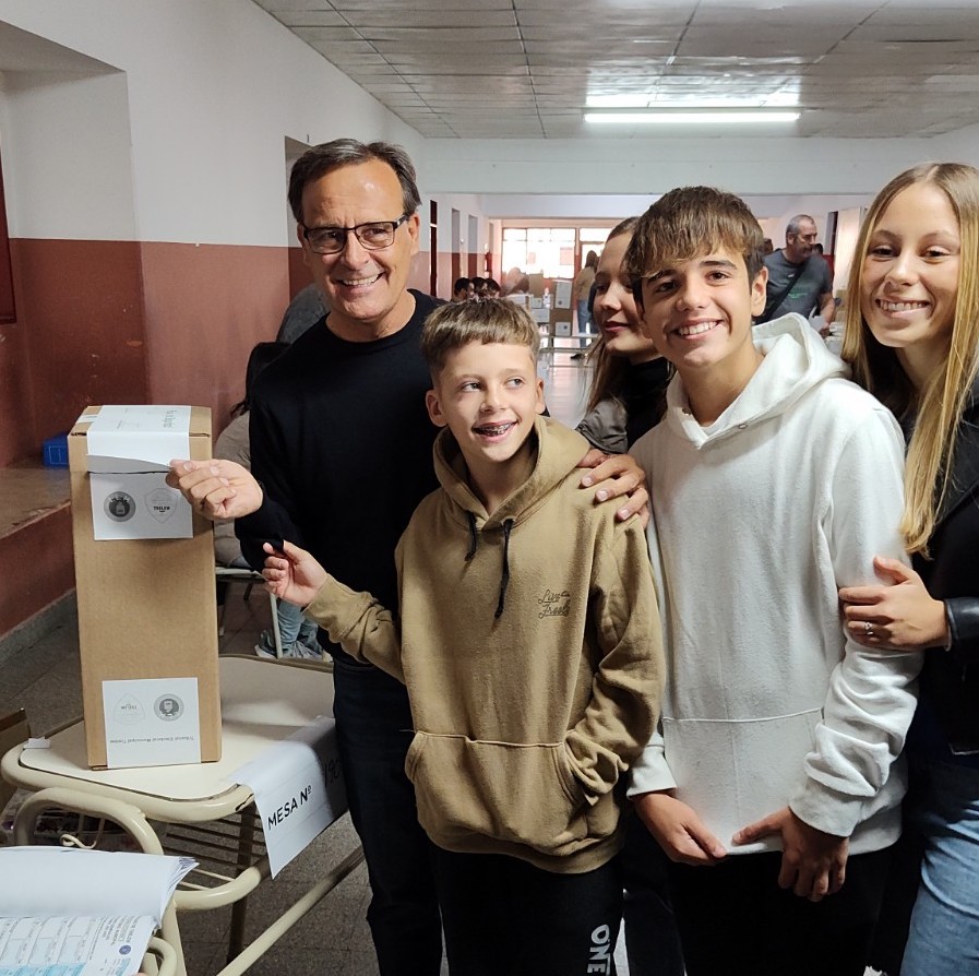 cgmackarthy's tweet photo. Toda la familia a votar!. Primer voto de Martina!! ❤️
Mucho entusiasmo y alegría. Que sea una gran jornada y lindo domingo para todos. 
#TrelewVota 🗳 https://t.co/q764IzR3YS