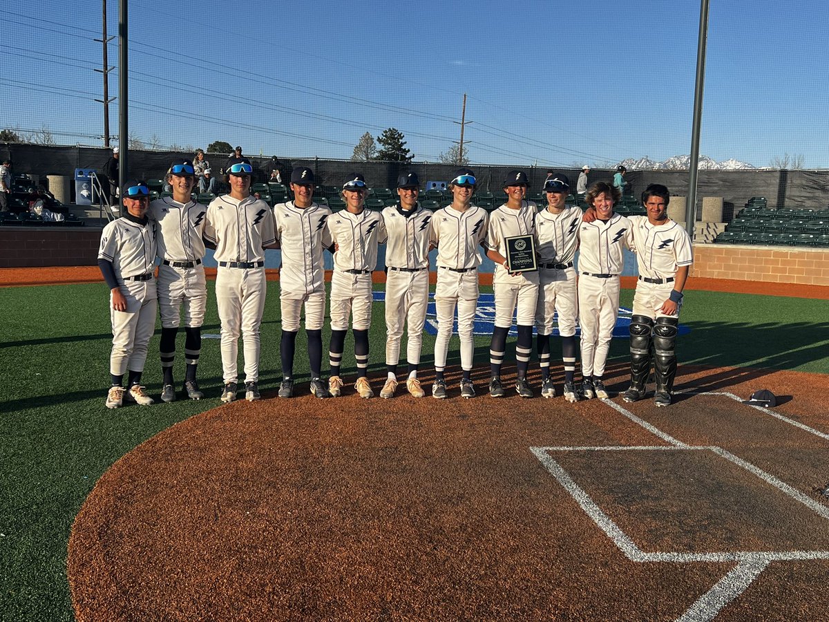 DaleARex's tweet photo. Baseball is such a humbling sport. It’s interesting to see kids that are hot… go cold & those that are cold… get hot from tournament to tournament. Always fun to see this group battle & pick each other up though. No quit in this lineup. #BoltBaseball https://t.co/exwnaFTIrk