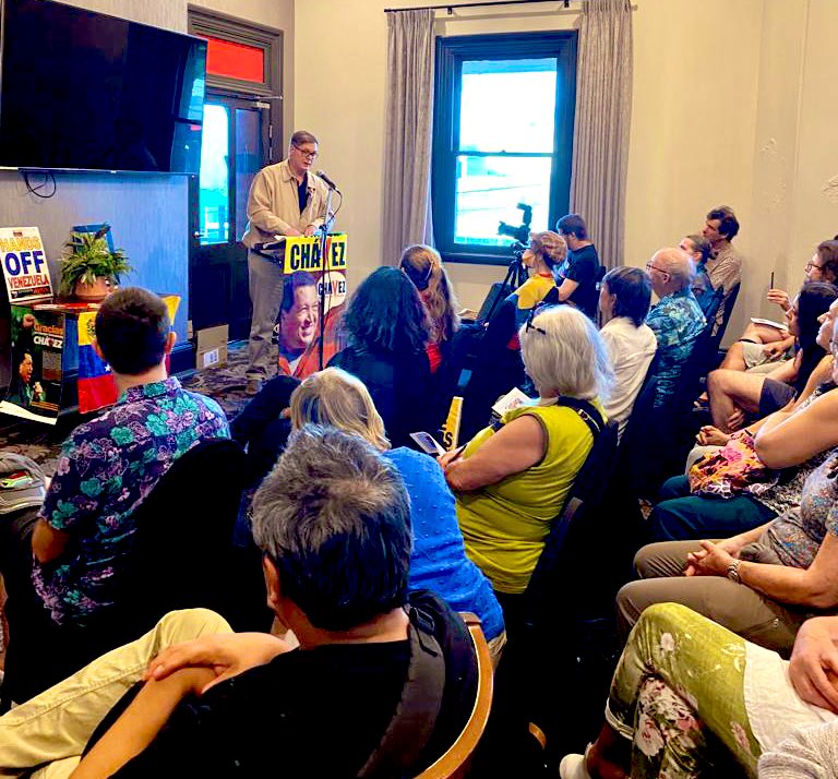 EmbaVenezAu's tweet photo. A una década de su siembra rememoramos el legado del Comandante Presidente Hugo Chávez desde #Brisbane con el conmovedor documental australiano “Chasing Chávez“. 

Gracias #AVSN #JustPeace #ASLA por su apoyo, solidaridad y organizar este evento🇻🇪

@CancilleriaVE @yvangil @dagasre https://t.co/4bL4LM7Ceo