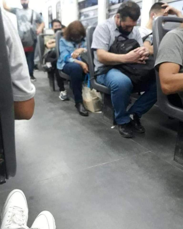 arielviano's tweet photo. Los verdaderos Héroes son los que día tras día hacen el esfuerzo para poder llevar el alimento a la mesa , que mientras viajan intentan descansar un poco, que se tienen abrazar a sus pertenencias para no ser robados
Los que aportan y mantienen a los políticos vagos que los Roban https://t.co/K5Dn5oBhEB