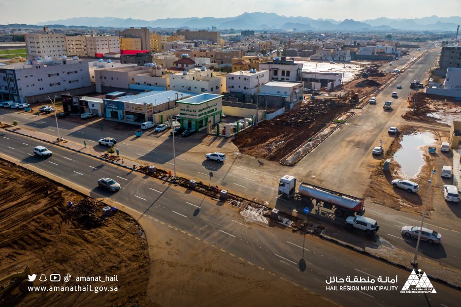 Amanat_Hail's tweet photo. #يحدث_الآن | 🚧 

وجّه سعادة أمين منطقة حائل بالبدء فوراً بأعمال معالجة البنية التحتية لتصريف السيول في حي ملحق الزهرة منذ ساعات الصباح الأولى وذلك بعد دراسة وتصميم وتنفيذ شبكة تصريف مياه الأمطار بهدف درء أخطار السيول وتجمع المياه .

#أمانة_منطقة_حائل https://t.co/c4CegHnyhW