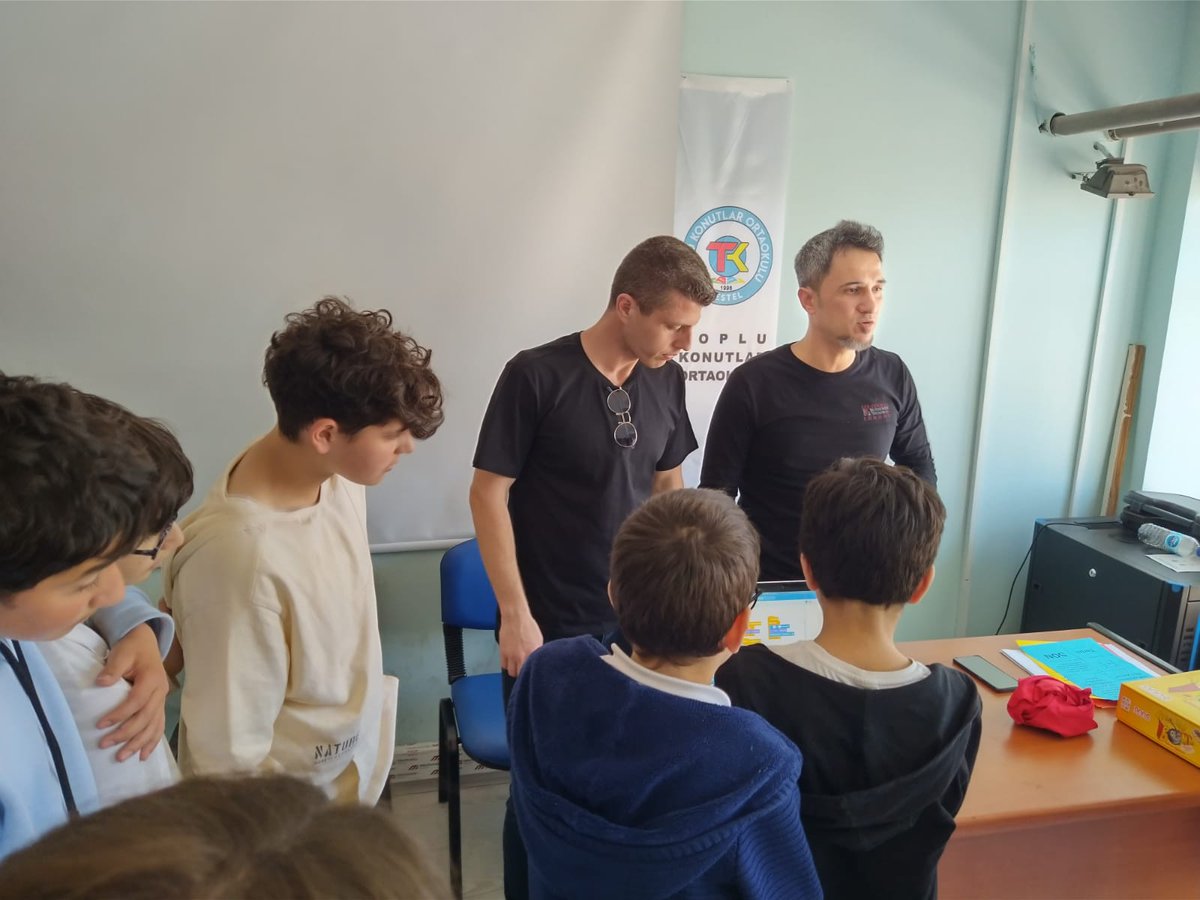 HarezmiTKO's tweet photo. "Açı Çocuk" sanal ortamda Scratch ile kodlanarak yeniden tasarlandı. Yapım ve sunum için Teknoloji Kulübü öğrencilerimiz dersimize misafir oldular. 
@SeyitAliBuyuk
@cengizucc 
@eTwinningBursa 
@kestel_mem  
@eTwinningKestel
@harezmimodeli
@TopluKonutlarOO https://t.co/KTlMdemvPo