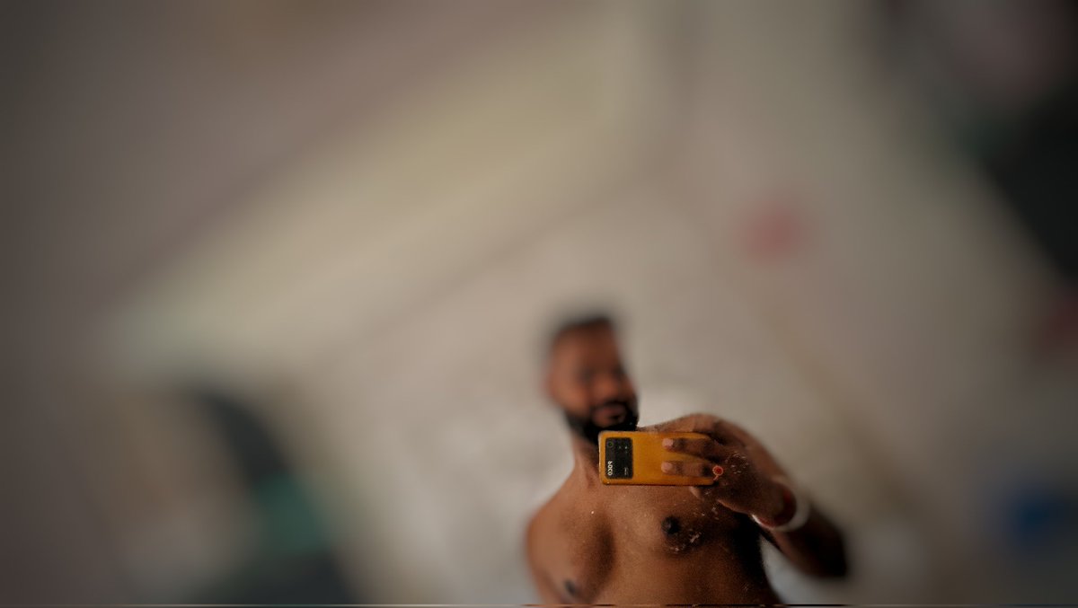 நான் நானாக..... முகமூடியின்றி,.......... கண்ணாடி முன் மட்டுமே ........