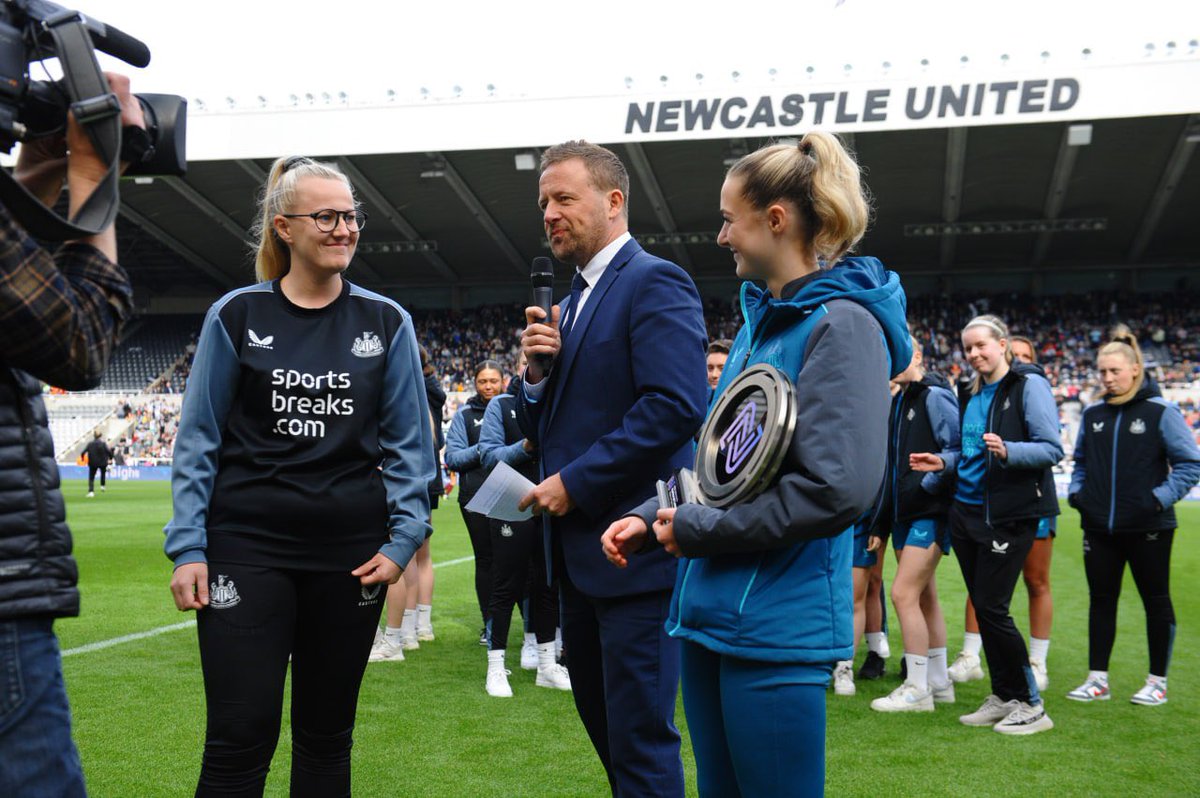 𝗧𝗵𝗲 𝗳𝘂𝘁𝘂𝗿𝗲 𝗶𝘀 𝗯𝗿𝗶𝗴𝗵𝘁 🌟

Our development team took to the St. James' Park pitch at half-time during our match to celebrate their <a href="/FAWNL/">FA Women's National League</a> Reserve Plate win 🏆