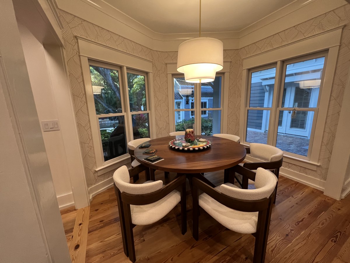 𝑳𝒊𝒗𝒊𝒏𝒈 𝑹𝒐𝒐𝒎 𝑹𝒆𝒏𝒐- We opened up his living space to connect the Florida room with the family room, rearranged the space layout!
#TampaLuxuryHomes #HomeDesign #HomeDesignIdeas #CustomHomes #BuildingDreamHomes #HomeRemodel #RamosWay #TampaFlorida #HomeBuilder