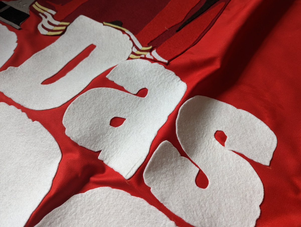 🧵 THREAD - Designed more than 9 months ago, my loyal customer waited patiently through a house move, a house renovation, the birth of my second child and the general chaos of my life to finally see this banner come to fruition...